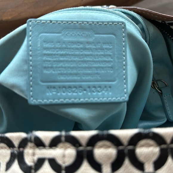 Coach crossbody or shoulder bag! Perfect size 13.5 “ tall x 14” wide. Vintage - Picture 6 of 6